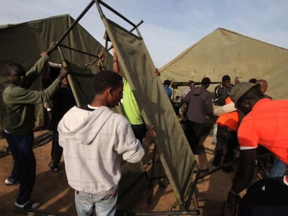 Montaje de tiendas y literas militares para los subsaharianos en Melilla.