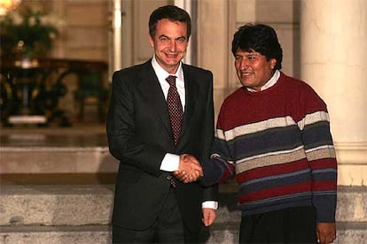 El presidente electo de Bolivia, Evo Morales, ataviado con el jersey que le ha hecho popular, saluda al presidente del Gobierno, Rodríguez Zapatero.