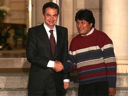 El presidente electo de Bolivia, Evo Morales, ataviado con el jersey que le ha hecho popular, saluda al presidente del Gobierno, Rodríguez Zapatero.