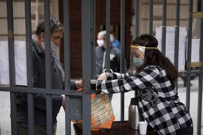 Reparto de alimentos a personas sin techo en Barcelona.