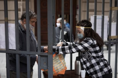 Reparto de alimentos a personas sin techo en Barcelona.