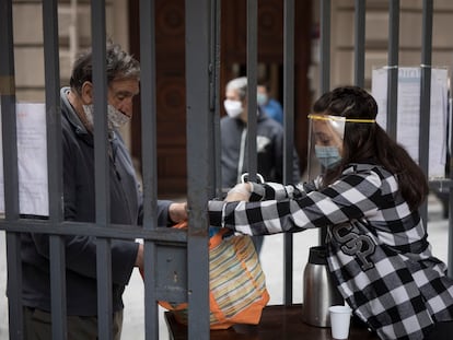 Reparto de alimentos a personas sin techo en Barcelona.