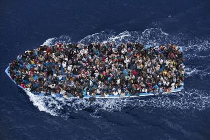 Segon premi en la categoria de notícies generals per al fotògraf italià Massimo Sestini, que mostra el rescat d'immigrants per una fragata italiana el 7 de juny del 2014.