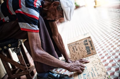 Originario de la provincia de Manzanillo, a sus 73 años, Reynaldo ha pasado 56 siendo manguitero de órganos orientales. Los manguiteros son quienes llevan el ritmo y el aire del órgano y mentalmente combinan las diferentes partituras y sonidos. Son los últimos poseedores de una tradición popular que se resiste a desaparecer. 