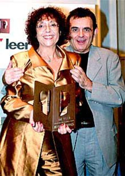 Maruja Torres y Terenci Moix, tras la entrega del premio.