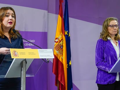 La secretaria de Estado de Igualdad y contra la Violencia de Género, Ángela Rodríguez Pam, y la delegada del Gobierno contra la Violencia de Género, Victoria Rosell, este jueves en Madrid.