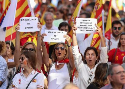 Unes dones subjecten un cartell contra la independència de Catalunya.