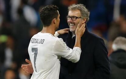 Cristiano Ronaldo habla con Laurent Blanc tras el Real Madrid-PSG.