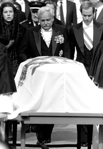 La princesa Carolina, el príncipe Rainiero III y Alberto ante el féretro de la princesa Grace de Mónaco, en su funeral en Montecarlo. (18/09/1982)