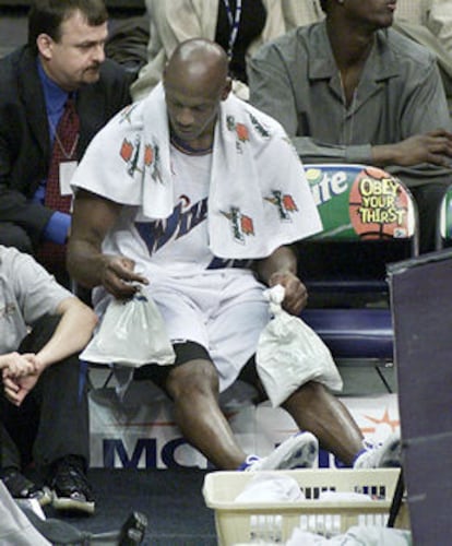 Jordan, con bolsas de hielo en sus rodillas durante el partido frente a los Heat, el pasado día 23.