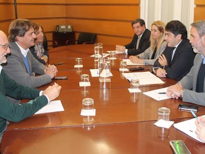 El alcalde de Fuenlabrada, Javier Ayala, se reúne con el consejero de Vivienda, David Pérez.