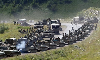 Una fila de vehículos armados rusos en camino hacia la capital de Osetia del sur, Tsjinvali, en 2008. 