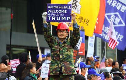 Un activista surcoreano sujeta una pancarta que dice "Bienvenido presidente Trump" durante una marcha a favor del presidente norteamericano cerca de la embajada americana en Seúl (Corea del Sur), el 6 de noviembre de 2017.
