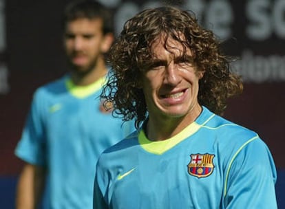 Carles Puyol, con Oleguer en segundo término, durante un entrenamiento