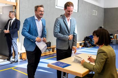 El primer ministro saliente, Xavier Bettel (izquierda) y su marido, Gauthier Destenay, en su colegio electoral este domingo en Luxemburgo