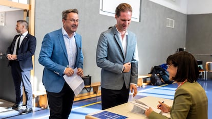 El primer ministro saliente, Xavier Bettel (izquierda) y su marido, Gauthier Destenay, en su colegio electoral este domingo en Luxemburgo