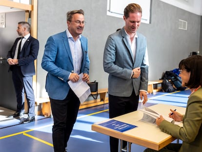 El primer ministro saliente, Xavier Bettel (izquierda) y su marido, Gauthier Destenay, en su colegio electoral este domingo en Luxemburgo