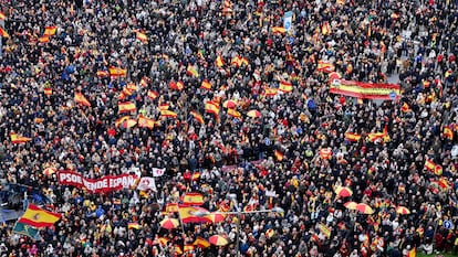 La concentración del PP, Vox y Ciudadanos contra la ley de amnistía y pedir la dimisión de Pedro Sánchez, en imágenes