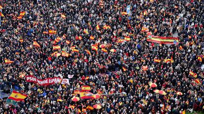 La concentración en Madrid contra la ley de amnistía para pedir la dimisión de Pedro Sánchez, en imágenes