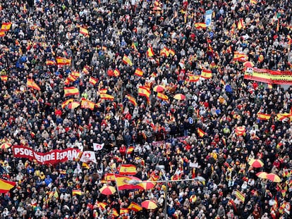 La concentración en Madrid contra la ley de amnistía para pedir la dimisión de Pedro Sánchez, en imágenes
