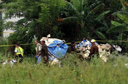 Policías y militares custodian los restos del avión Boeing-737 que se estrelló poco después de despegar del aeropuerto José Martí de La Habana (Cuba).