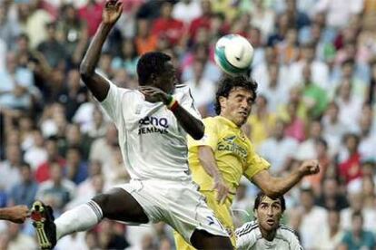 Diarra, a la izquierda, y Josemi, intentan cabecear un balón en presencia de Raúl.