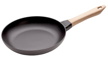 Esta sartén funciona con todo tipo de cocinas, incluidas las de inducción.