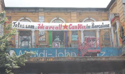 Fachada del centro 'okupa' Rote Flora con una pancarta en apoyo a Can Vies.