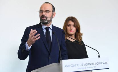 El primer ministro francés, Edouard Philippe, y la secretaria de Estado para Igualdad, Marlène Schiappa