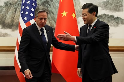 Antony Blinken es recibido por el ministro de Exteriores chino, Qin Gang, este domingo en Pekín.