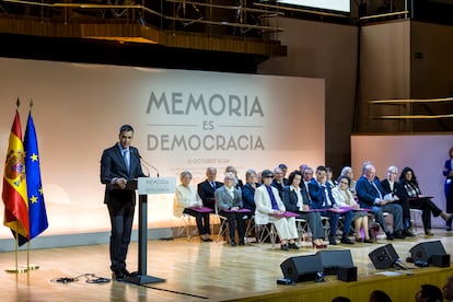 El presidente del Gobierno, Pedro Sánchez, preside la celebración del día oficial por las víctimas del franquismo en el Auditorio Nacional, el 10 de diciembre.