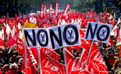 Manifestación contra la reforma laboral y los recortes, el pasado febrero en Madrid.