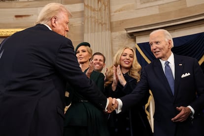 Donald Trump saluda a Joe Biden en presencia de Ivanka Trump y Tiffany Trump, este lunes en el Capitolio.  