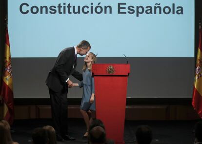 Felipe VI besa a su hija tras la lectura de la Constitución.