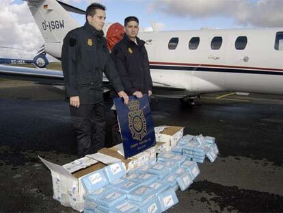 Dos policías, junto a la droga y el reactor confiscados en el aeródromo de Fuentemilanos, Segovia.
