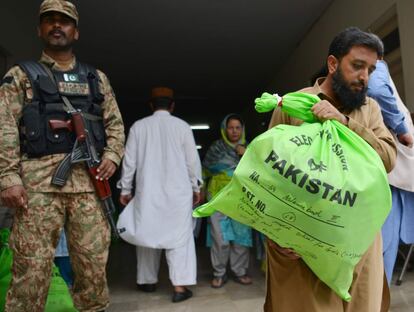 Un soldado hace guardia durante el reparto de materiales electorales en un colegio de Islamabad (Pakistán).