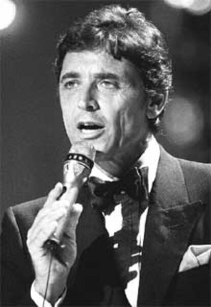 Sacha Distel, durante una actuación en Berlín en 1985.