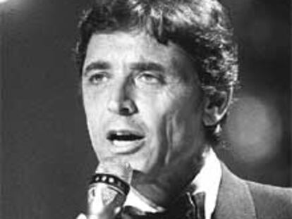 Sacha Distel, durante una actuación en Berlín en 1985.