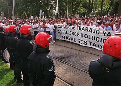 Trabajadores de La Naval de Sestao se manifiestan a la entrada del mitin del PSOE en Bilbao.