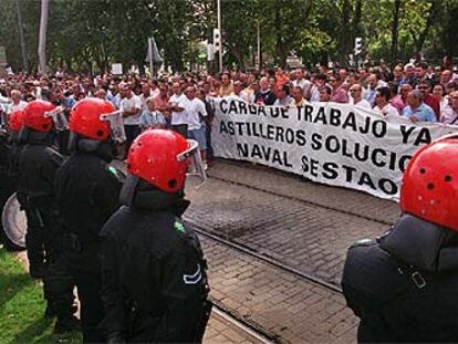 Trabajadores de La Naval de Sestao se manifiestan a la entrada del mitin del PSOE en Bilbao.
