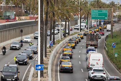 Un grupo de taxis a la altura de Esplugues de Llobregat durante una marcha lenta de taxistas por las rondas de Barcelona.