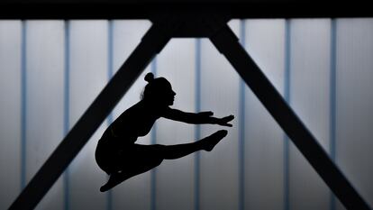 Una gimnasta durante un entrenamiento.