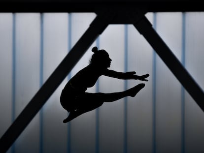 Una gimnasta durante un entrenamiento.