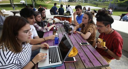 Un grupo de estudiantes en la Autónoma de Barcelona.