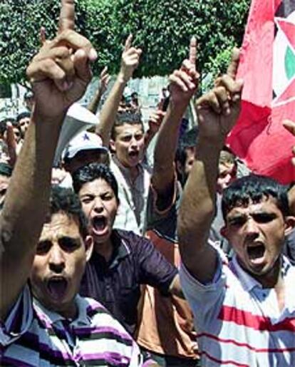 Jóvenes palestinos se manifiestan durante un funeral en Gaza.