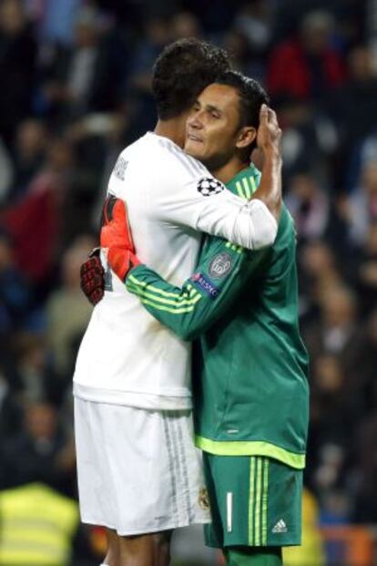 Keylor Navas se abraza con Cristiano Ronaldo
