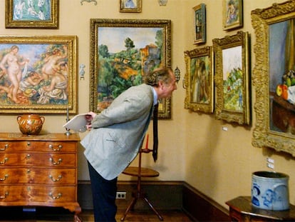 Un visitante contempla las obras de la Fundación Barnes.