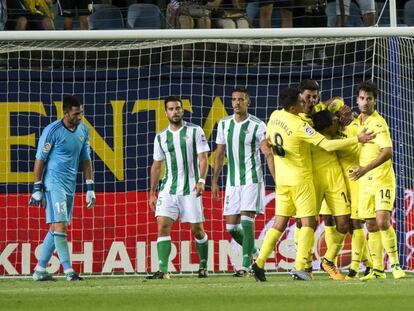 Los jugadores del Villarreal celebran el gol del colombiano Carlos Bacca.