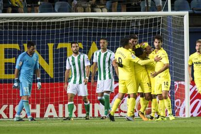 Los jugadores del Villarreal celebran el gol del colombiano Carlos Bacca.