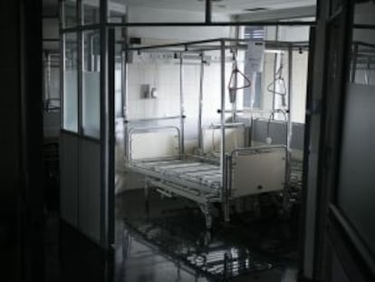 Camas cerradas en la quinta planta de traumatologia del hospital Vall d'Hebron.